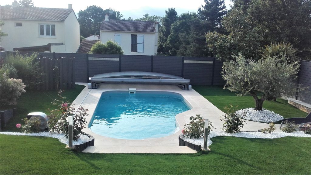 l'univers-du-jardin-piscine-aménagement-exterieurs-terrasse-travertin-gazon-plantation-olivier-volet-roulant-liner-gris